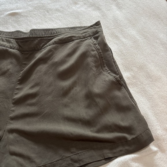 Old Navy Olive Green High Rise Plays Shorts Pockets Elastic Waist SzXL Viscose - Picture 2 of 8